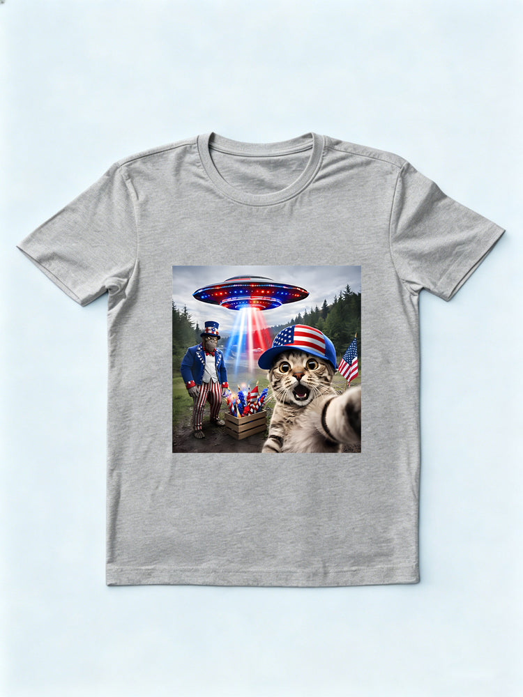USA Cat Selfie UFO Meme Weird America 4th July Photo Gift T-Shirt