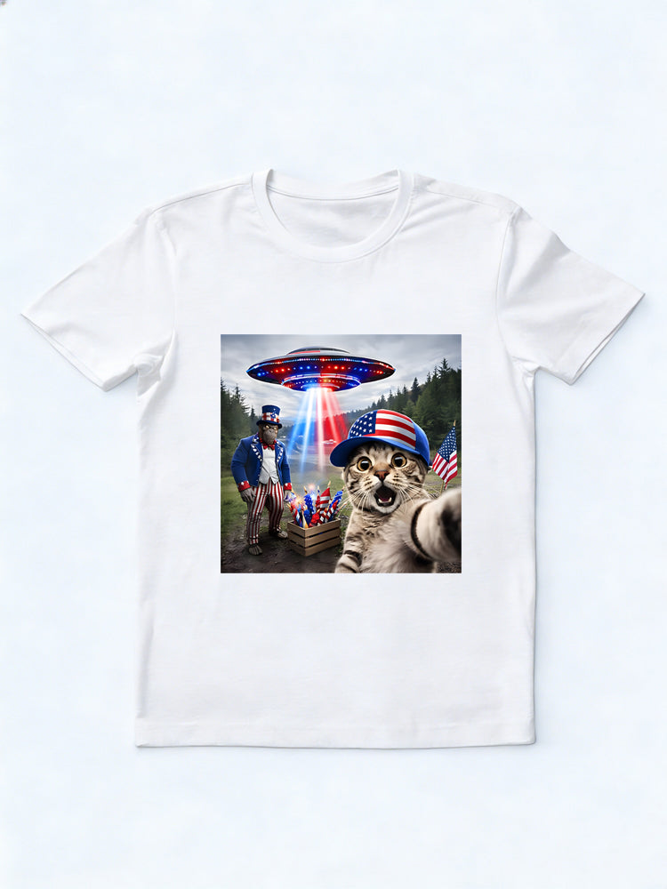 USA Cat Selfie UFO Meme Weird America 4th July Photo Gift T-Shirt
